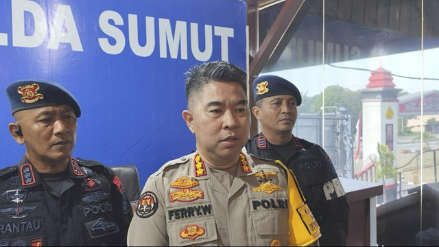 Klarifikasi Kasus Pelaku Penganiayaan Satbrimob Polda kepada Pelaku Pencurian Ubi oleh Kabid Humas Polda Sumut Kombes Pol Ferry Walintukan, di Polda Sumut, Medan, Rabu (13/8/2025). Foto: Amar Marpaung/kumparan