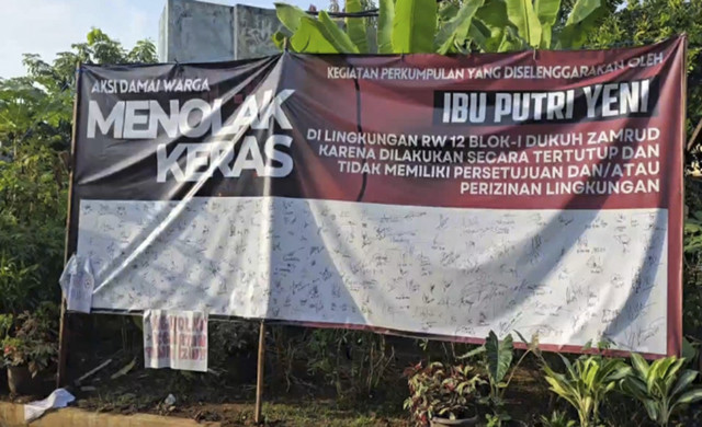 Spanduk penolakan di perumahan Dukuh Zamrud, Kelurahan Cimuning, Kecamatan Mustikajaya, Kota Bekasi. Foto: kumparan