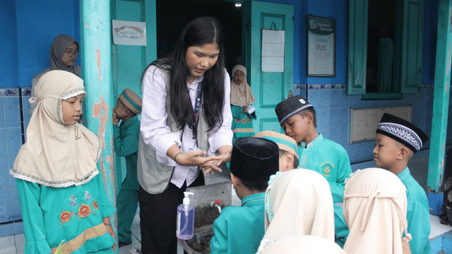 Yohana Monica Manalu bersama siswa-siswi kelas 2 SDN Labruk Kidul dalam Program Edukasi Perilaku Hidup Bersih dan Sehat (PHBS) sebagai upaya pencapaian SDGs 3. Sumber kelompok 67 MMD UB.