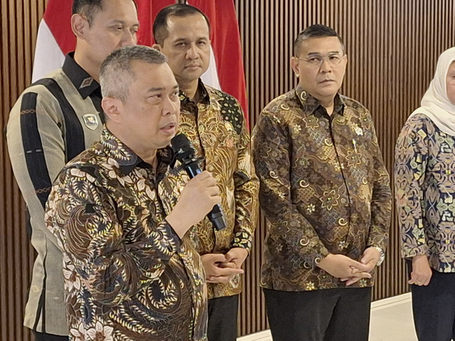 Menteri Perhubungan (Menhub) Dudy Purwagandhi dalam konferensi pers usai rapat koordinasi di kantor Kemenko Infrastruktur dan Kewilayahan (IPK), Jakarta Pusat pada Rabu (13/8/2025). Foto: Argya D. Maheswara/kumparan 