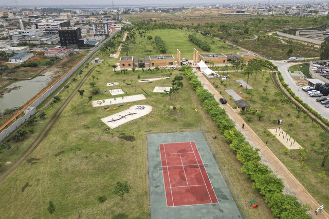 Pemandangan udara ini menunjukkan bekas TPA Akouedo yang kini telah diubah menjadi taman di Abidjan, Pantai Gading. Foto: Issouf Sanogo/AFP