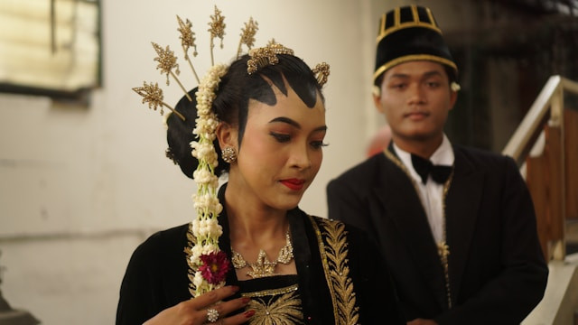 Daftar Pakaian Adat Indonesia Lengkap. Sumber: Unsplash/Krisna Putra Pratama