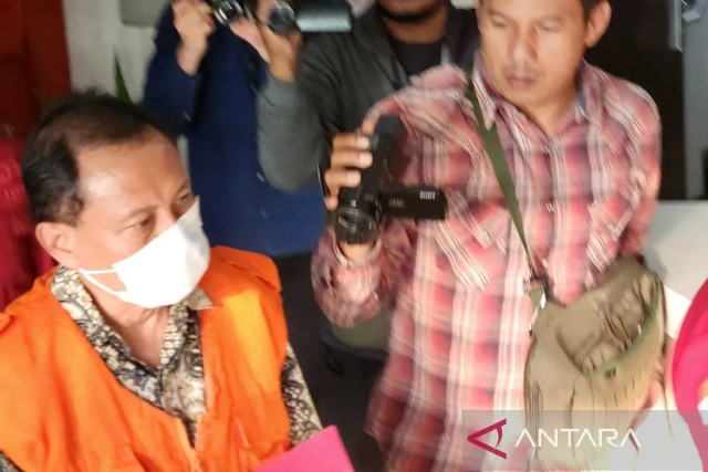 Kejati Jateng menahan Direktur Pengembangan Usaha dan Inkubasi UGM Yogyakarta, HU, di Semarang, Rabu (13/8/2025), dalam kasus dugaan korupsi pembelian fiktif biji kakao oleh PT Pagilaran, senilai Rp7 miliar pada tahun 2019. ANTARA/I.C. Senjaya.