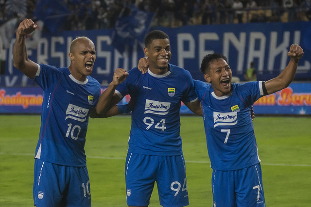 Pemain Persib Bandung Wiliam Moreira, Uilliam Barros dan Beckham Putra melakukan selebrasi usai membobol gawang Manila Digger FC pada babak play-off AFC Champions League Two 2025/2026 di Stadion Gelora Bandung Lautan Api, Bandung, Rabu (13/8/2025). Foto: Abdan Syakura/ANTARA FOTO
