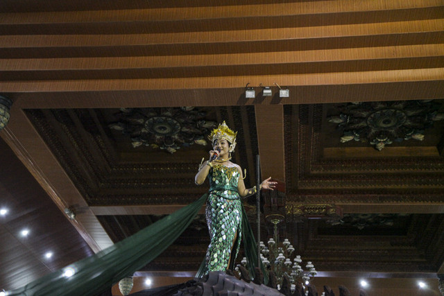 Musisi Yura Yunita mementaskan teater saat latihan final Pagelaran Sabang Merauke 2025 di Wana Graha Bhakti Yasa, DI Yogyakarta, Rabu (13/8/2025). Foto: Darryl Ramadhan/kumparan