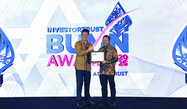 VP Corporate Secretary Finnet Ido Laksono (kanan) saat menerima penghargaan “Excellence in Digital Banking Turnaround” dalam ajang InvestorTrust BUMN Awards 2025 di Jakarta pada, Kamis (31/7). Foto: dok. Telkom