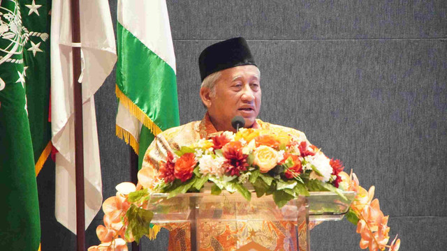 Ketua Yayasan Rumah Sakit Islam Surabaya (YARSIS), Prof. Dr. Ir. Mohammad Nuh, DEA, yang menaungi Unusa. 