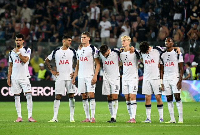 Raut lesu pemain Tottenham Hotspur usai kalah dari Paris Saint-Germain (PSG) di laga Piala Super UEFA di Bluenergy Stadium, Italia, pada Kamis (14/8) dini hari WIB. Foto: REUTERS/Jennifer Lorenzini