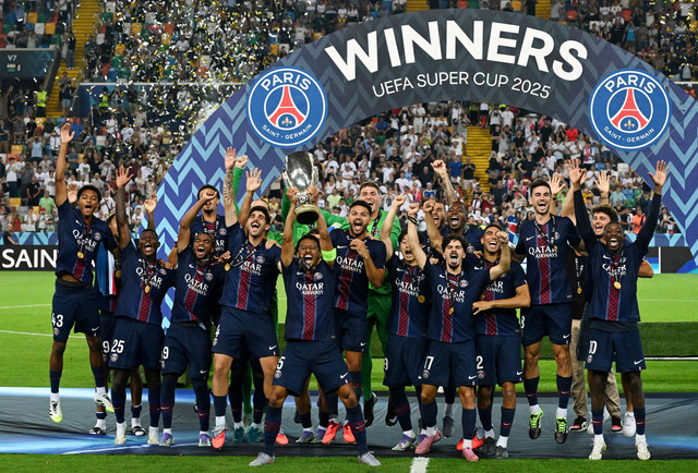 Selebrasi pemain Paris Saint-Germain (PSG) usai tekuk Tottenham Hotspur di laga Piala Super UEFA di Bluenergy Stadium, Italia, pada Kamis (14/8) dini hari WIB. Foto: REUTERS/Jennifer Lorenzini