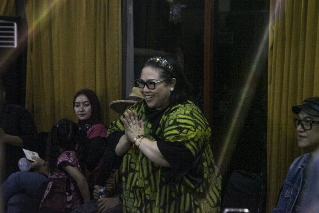 Komedian Nunung memberikan salam hormat sebelum menyaksikan latihan final Pagelaran Sabang Merauke 2025 di Wana Graha Bhakti Yasa, DI Yogyakarta, Rabu (13/8/2025). Foto: Darryl Ramadhan/kumparan