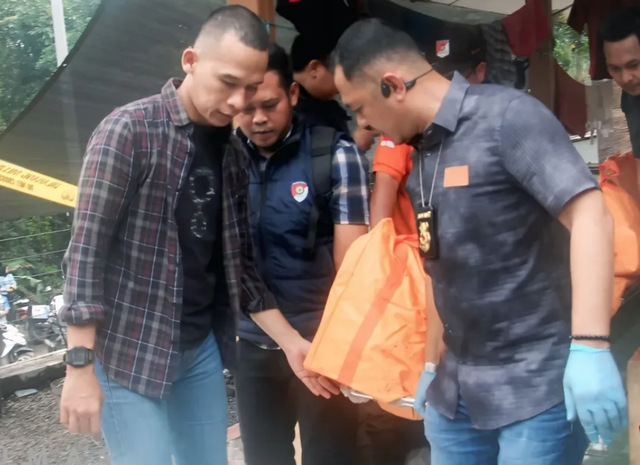 Petugas mengangkat jenazah korban pembunuhan di Jatiluhur, Kab. Purwakarta, Selasa (12/8/2025). Foto: Dok Polres Purwakarta
