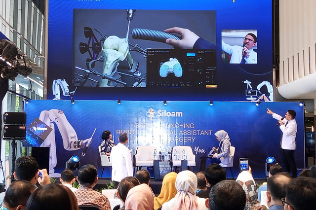 Dokter spesialis bedah ortopedi dan traumatologi subspesialis panggul dan lutut Dr. dr. Kukuh Dwiputra Hernugrahanto, SpOT (K), saat mempresentasikan cara kerja CUVIS robotic surgical asisstant. Foto: Masruroh/Basra