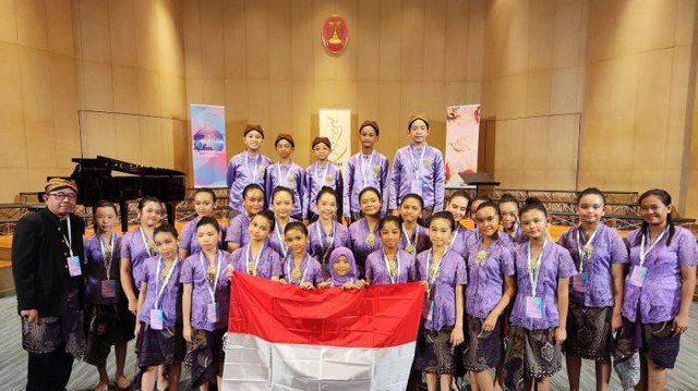 Kelompok paduan suara anak asal Surabaya, Kirana Children Choir, usai tampil di kompetisi A Voyage of Songs International Choral Competition (AVOSICC) 2025. Foto: Dok.pribadi