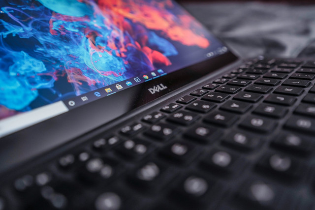 Ilustrasi harga laptop Dell. Foto: Unsplash