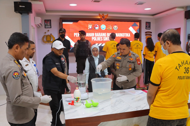 Pemusnahan barang bukti berupa 127.87 gram sabu dan 601 butir ekstasi.(Foto: Dok Polres Sintang)