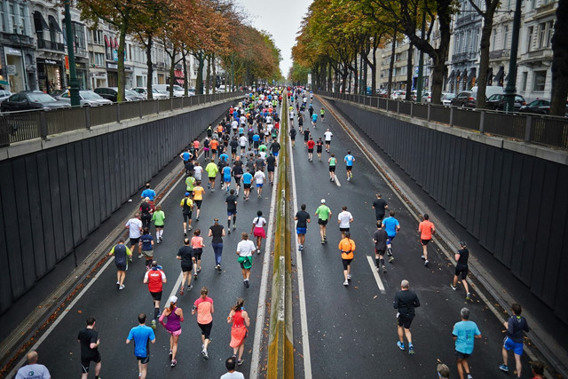 Cara beli tiket Jakarta Running Festival 2025. Foto hanya ilustrasi, bukan tempat yang sebenarnya. Sumber: Unsplash/Martins Zemlickis