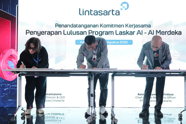 Penandatanganan kerjasama penyerapan lulusan Laskar AI yang dilakukan bersama Lintasarta, Lintas Media Danawa (LMD), dan Bank Banten, pada acara Graduation Laskar AI 2025 di Menara Thamrin, Jakarta, Kamis, 14 Agustus 2025. Foto: Iqbal Firdaus/kumparan
