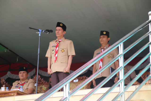 Bupati Sintang, Gregorius Herkulanus Bala memimpin upacara peringatan Hari Ulang Tahun Pramuka ke-64 Tahun 2025 di Stadion Baning Sintang, Kamis 14 Agustus 2025.(Foto: Ist)