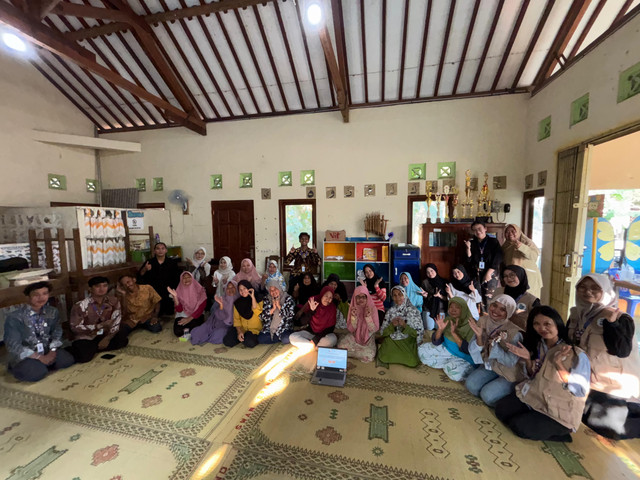 Foto bersama peserta psikoedukasi dan tim KKN-PPM UMBY Kelompok 95 usai kegiatan