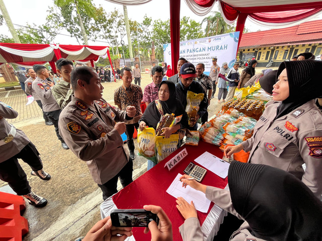 Kapolresta Pontianak, Kombes Pol Suyono sedang meninjau langsung antrean di Gerakan Pangan Murah. Foto: Rabiansyah/Hi!Pontianak.