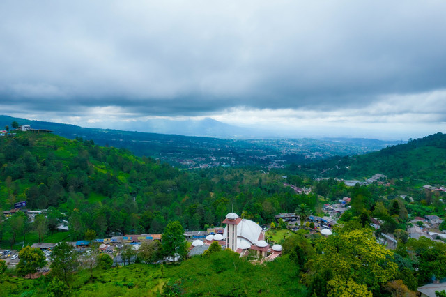 Jalur Alternatif Puncak Menghindari Buka Tutup. Foto Hanya Ilustrasi, Bukan Sebenarnya. Sumber Unsplash Ammar Andiko