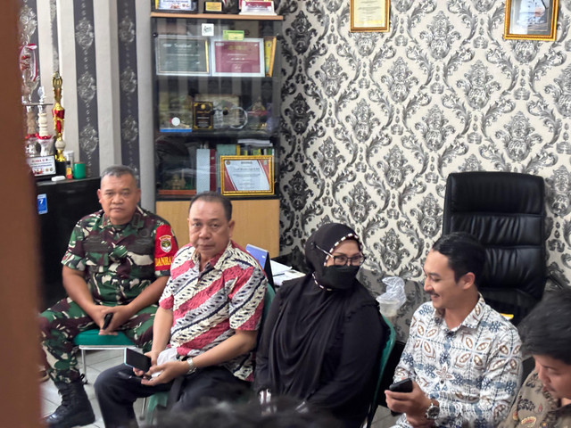 Putri Yeni alias Umi Cinta (kerudung hitam) mendatangi kantor Kecamatan Mustikajaya, Kota Bekasi untuk pertemuan warga terkait tudingan ajaran menyimpang pada Kamis (14/8). Foto: Abid Raihan/kumparan