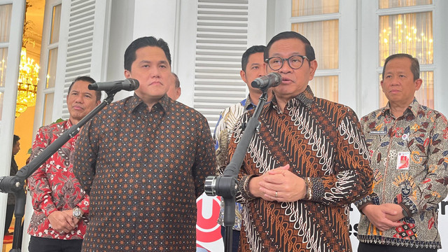 Gubernur DKI Jakarta Pramono Anung dan Ketua Umum PSSI Erick Thohir di Balai Kota DKI Jakarta, Gambir, Jakarta Pusat, Kamis (14/8/2025). Foto: Nasywa Athifah/kumparan