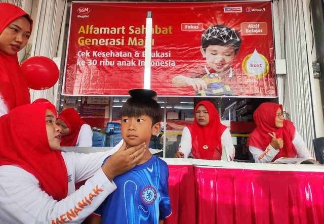 Seorang anak mendapat pemeriksaan kesehatan di program Alfamart Sahabat Generasi Maju. Foto: Dok. Alfamart