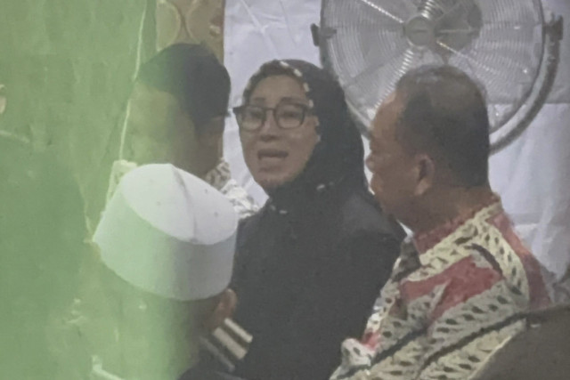 Putri Yeni alias Umi Cinta saat pertemuan di Kecamatan Mustikajaya, Kota Bekasi pada Kamis (14/8/2025). Foto: Abid Raihan/kumparan