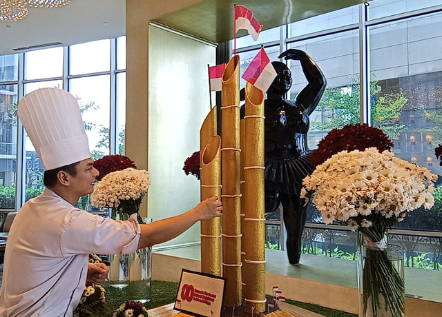Chef Ferdi menunjukkan replika monumen bambu runcing yang dibuatnya dari cokelat. Replika ini dibuat untuk menyambut momen 17 Agustus. Foto: Masruroh/Basra