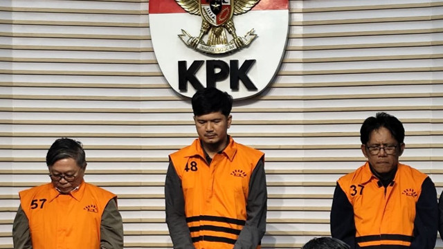KPK menahan 3 tersangka dari operasi tangkap tangan (OTT) yang digelar di Jakarta, pada Kamis (14/8/2025). Foto: Jonathan Devin/kumparan