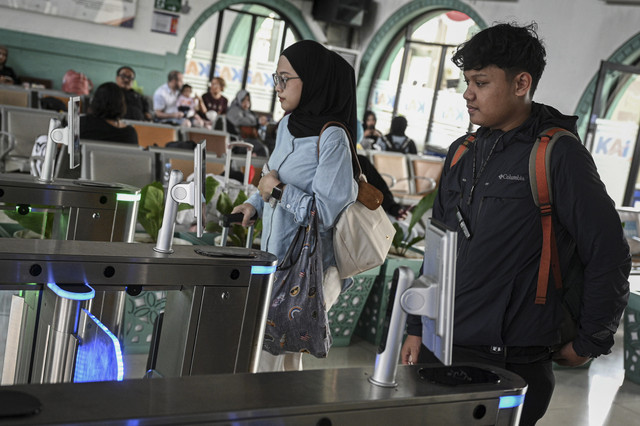 Calon penumpang kereta melakukan pemindaian wajah atau face recognition sebelum memasuki peron di Stasiun Pasar Senen, Jakarta, Kamis (14/8/2025). Foto: Fauzan/ANTARA FOTO