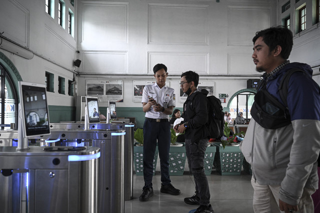 Calon penumpang kereta melakukan pemindaian wajah atau face recognition sebelum memasuki peron di Stasiun Pasar Senen, Jakarta, Kamis (14/8/2025). Foto: Fauzan/ANTARA FOTO