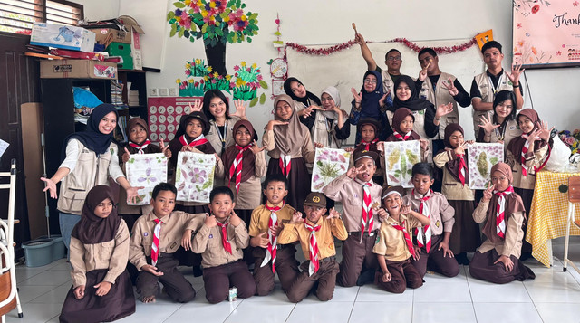 Foto bersama antara Mahasiswa KKN Lestari Jaya dengan Guru dan Siswa/i kelas 4 SDN 005 Sangkima, Sangatta Selatan (Sumber: Dukumentasi Pribadi)