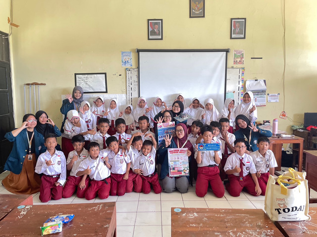 Dokumentasi mahasiswa KKN-T IDBU 85 Universitas Diponegoro bersama siswa-siswi SDN 01 Tambangan setelah pelaksanaan edukasi pangan lokal. 