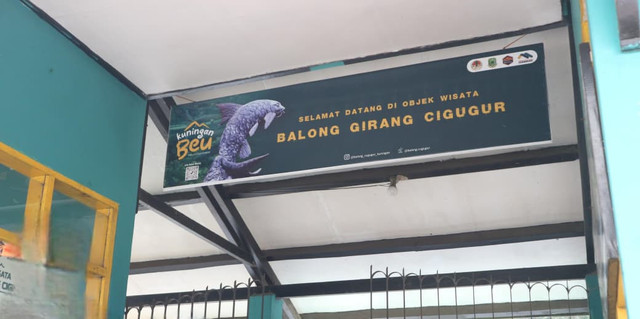 Gerbang sederhana yang menyambut setiap pengunjung sebelum masuk ke area kolam Ikan Dewa. Sumber: Dokumentasi Auris Silvae Expedition UIN Jakarta