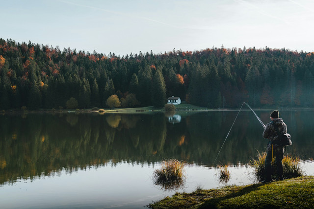 Ilustrasi Kalender Mancing Agustus 2025. Sumber: Unsplash/Léonard Cotte