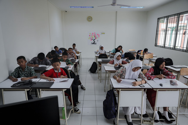Sejumlah siswa SRMP 6 Jakarta melaksanakan kegiatan belajar. Foto: Jamal Ramadhan/kumparan