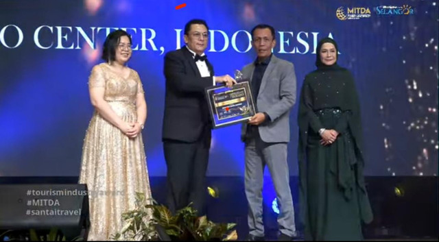 Direktur JEC, Endro Wardoyo, saat menerima penghargaan di Malaysia 9 Agustus lalu. Foto: Dok. Istimewa