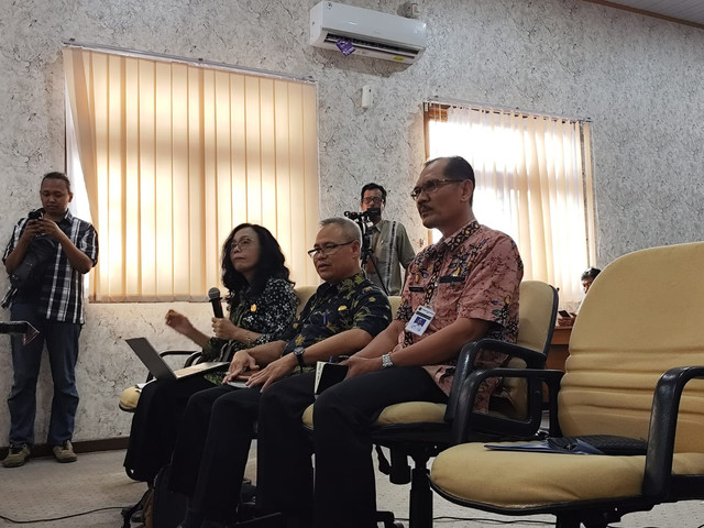 Wakil Direktur Umum dan Keuangan UPT RSUD RAA Soewondo Ali Muslihin (tengah)  rapat kerja pansus hak angket pemakzulan bupati di kantor DPRD Kabupaten Pati, Kamis (14/8). Foto: Intan Alliva Khansa/kumparan