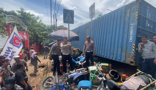 Sebuah Box Kontainer jatuh di depan SDN 1 Landasan Ulin Selatan pada Kamis (14/8/2025). Foto: kumparan