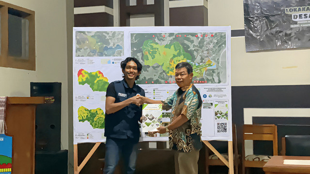 Penyerahan katalog potensi Desa Kondangjajar