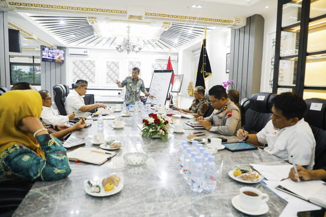 Gubernur Jawa Tengah menggelar rapat terbatas dengan Forkopimda Jateng terkait demo besar Pati. Foto: Dok. Istimewa