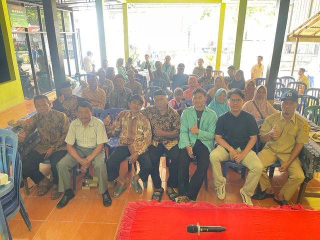 Foto Bersama dalam Kegiatan Sosialisasi Pengolahan Limbah Jagung menjadi Pakan Ternak