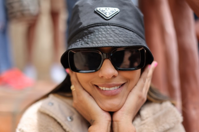 Ciri-ciri Kacamata Prada Asli. Foto hanya ilustrasi. Sumber foto: Unsplash/Marc Fanelli-Isla