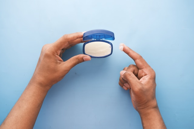 ilustrasi Perbedaan Vaseline Asli dan Palsu - Foto Unsplash/towfiqu barbhuiya
