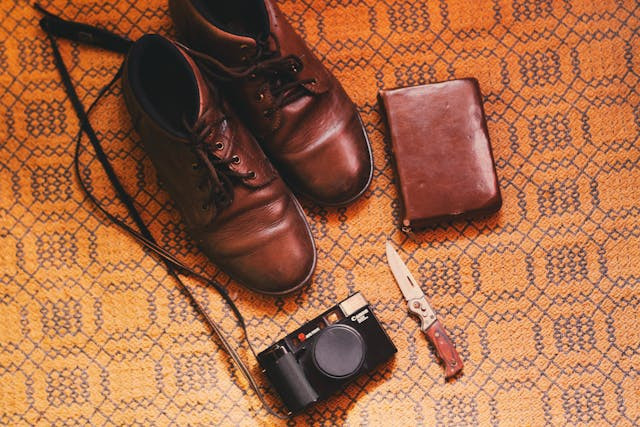 Ilustrasi. Ciri sepatu Clarks asli. Sumber: Pexels / Andre Mpura
