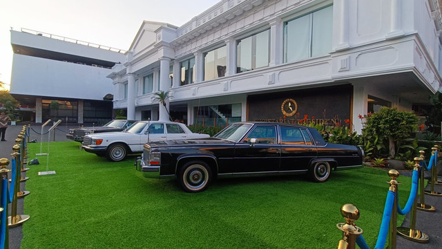 Mobil klasik era presiden Soeharto-Gus Dur terparkir di kompleks Istana Kepresidenan, Jakarta Pusat, Jumat (15/8). Foto: Zamachsyari/kumparan