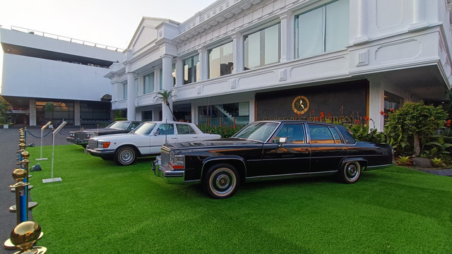 Mobil klasik era presiden Soeharto-Gus Dur terparkir di kompleks Istana Kepresidenan, Jakarta Pusat, Jumat (15/8). Foto: Zamachsyari/kumparan