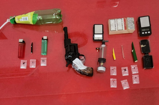 Barang bukti dan senjata api rakitan yang diamankan polisi. Foto: Dok. Polres Ketapang